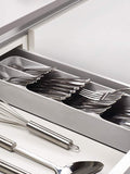 Scaffali monocolore utensili da cucina